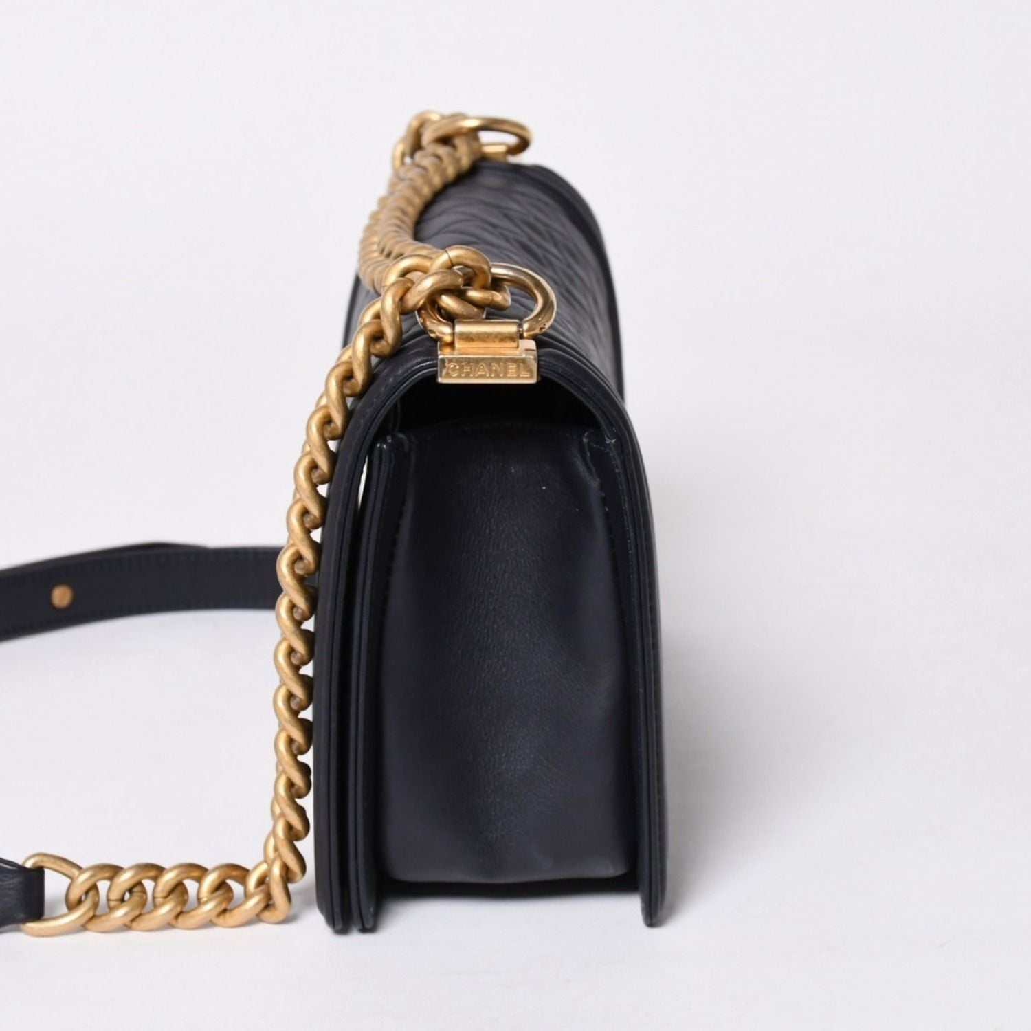 Chanel Boy 25 Chain Shoulder Bag CC Logo Lambskin Navy — view 4