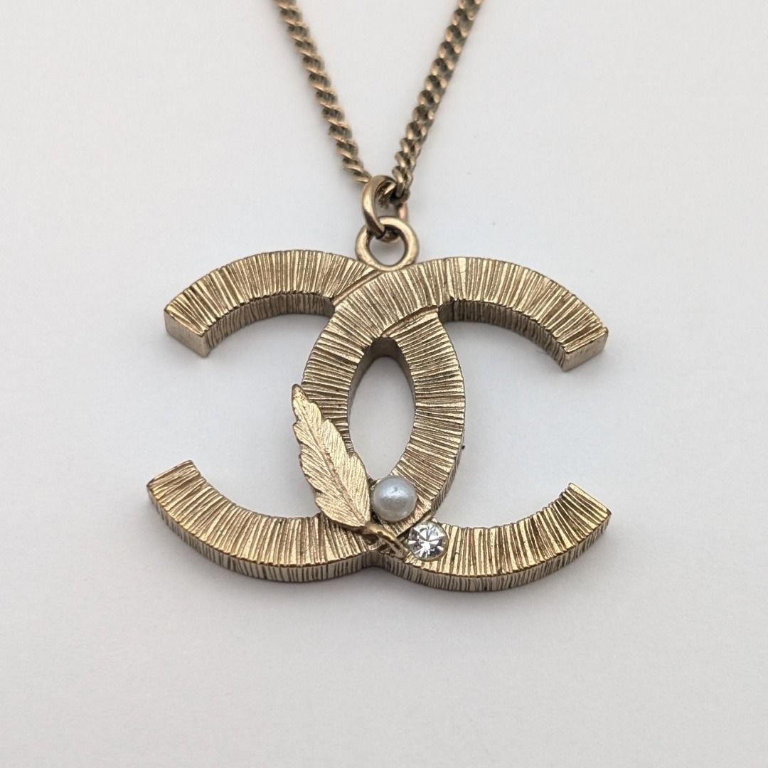 Chanel CC Logo Feather Faux Pearl Rhinestone Gold Necklace