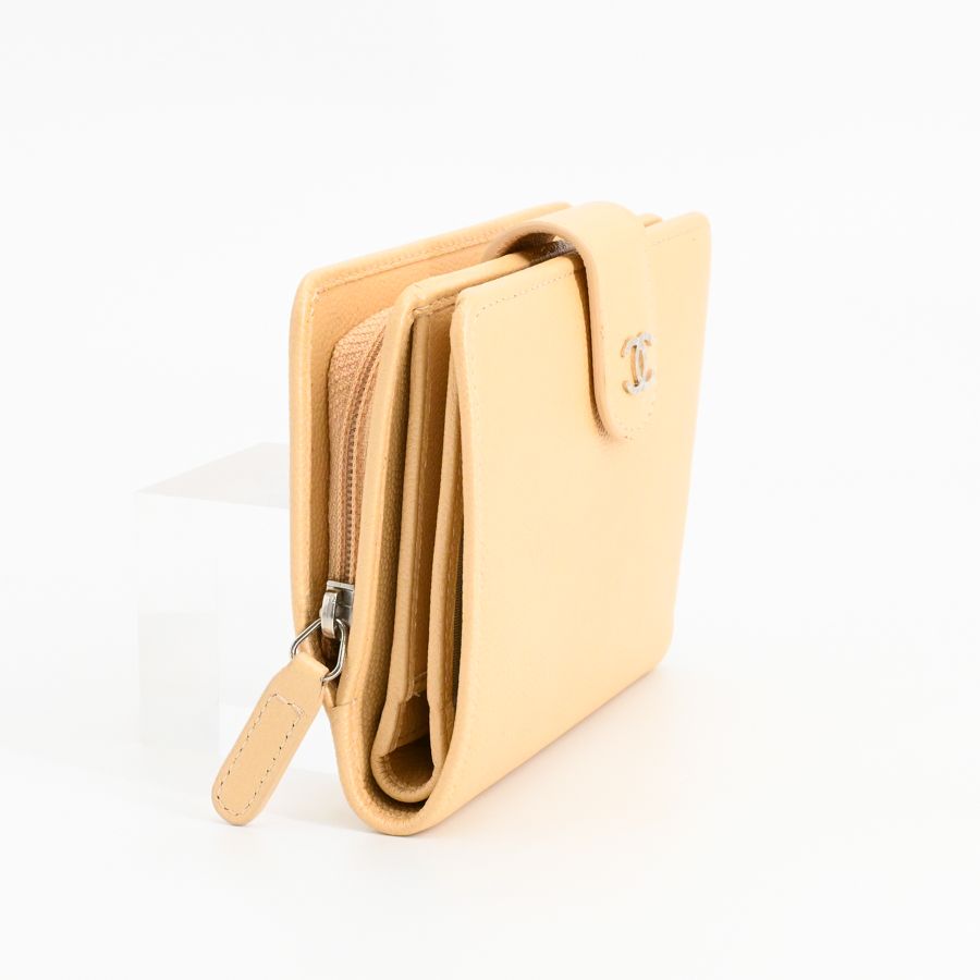 Chanel Compact Wallet Beige — view 2