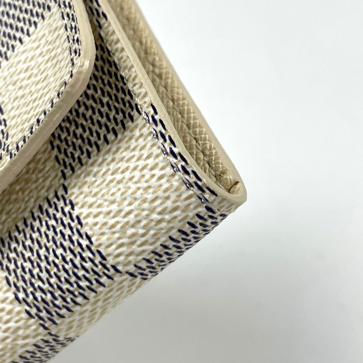 Louis Vuitton Multicles 6 Key Case Damier Azur White Key Holder — view 3