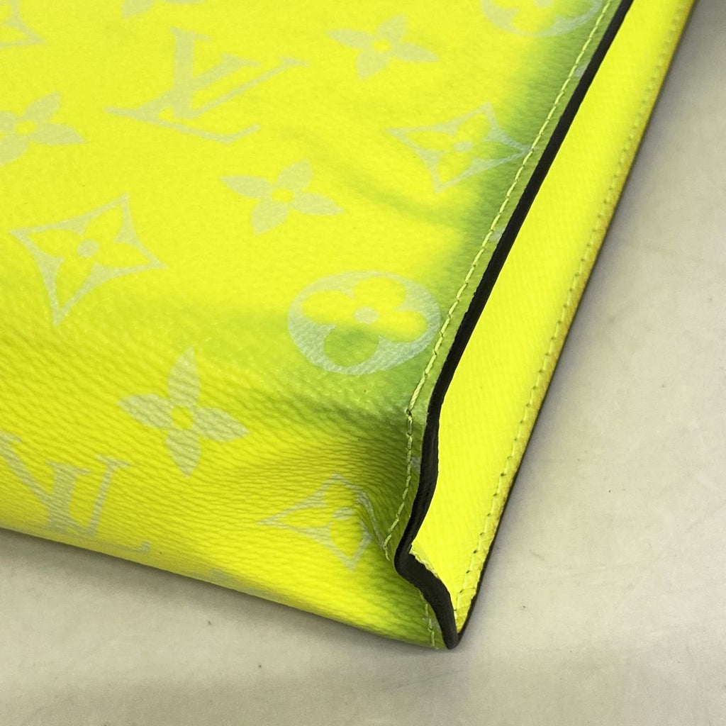 Louis Vuitton Clutch Taigarama Pochette Voyage MM Neon Yellow — view 6