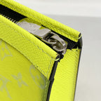 Louis Vuitton Clutch Taigarama Pochette Voyage MM Neon Yellow — view 7