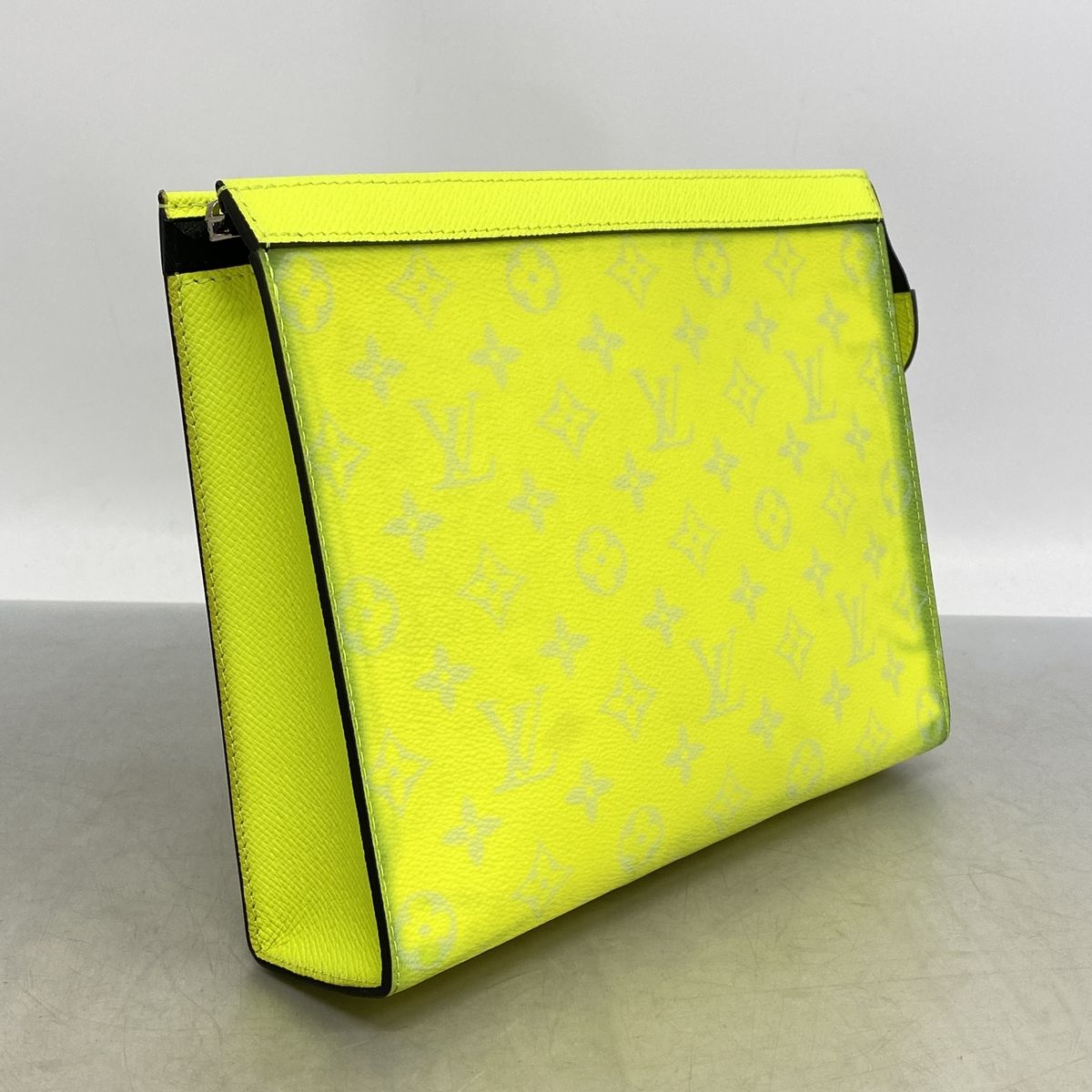 Louis Vuitton Clutch Taigarama Pochette Voyage MM Neon Yellow — view 2