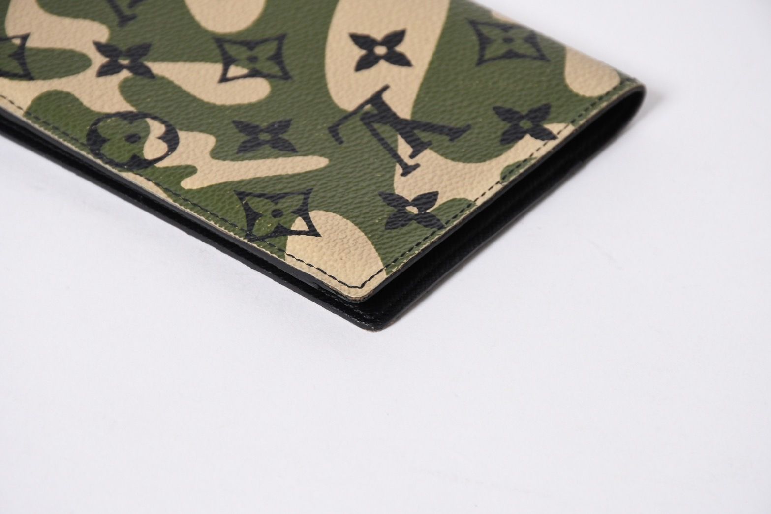 Louis Vuitton Couverture Passport Takashi Murakami Case Camo — view 6
