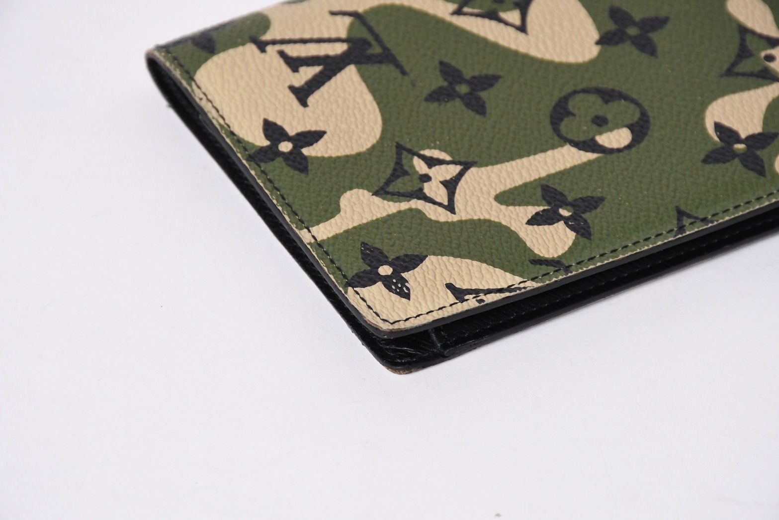 Louis Vuitton Couverture Passport Takashi Murakami Case Camo — view 7