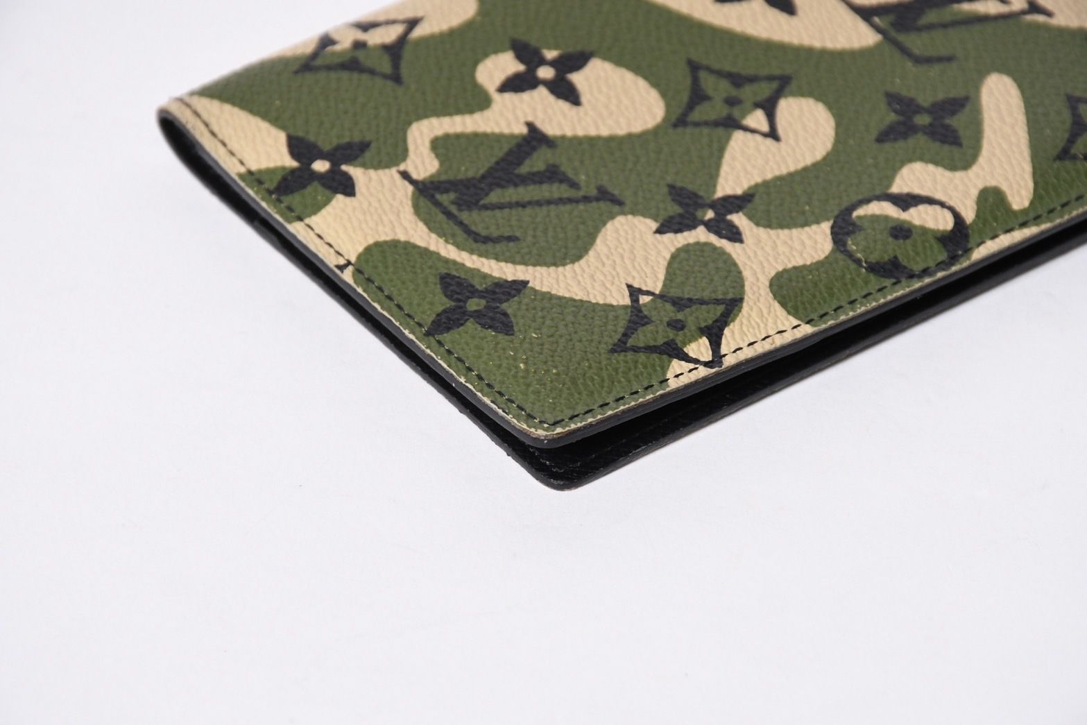Louis Vuitton Couverture Passport Takashi Murakami Case Camo — view 5