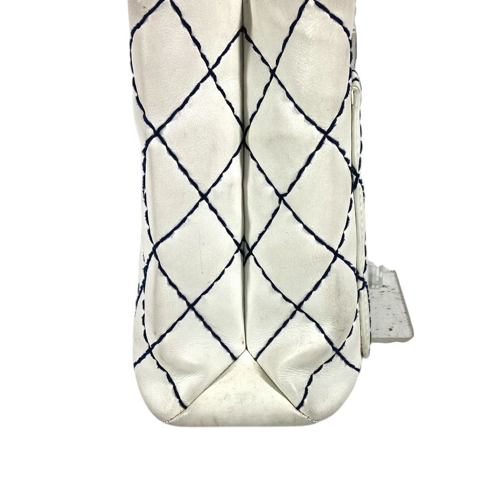 Chanel Shoulder Bag CC Logo Leather White — view 3