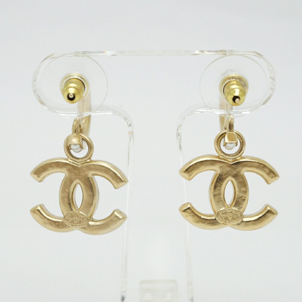 Chanel Pearl Earrings CC Logo Gold — view 2