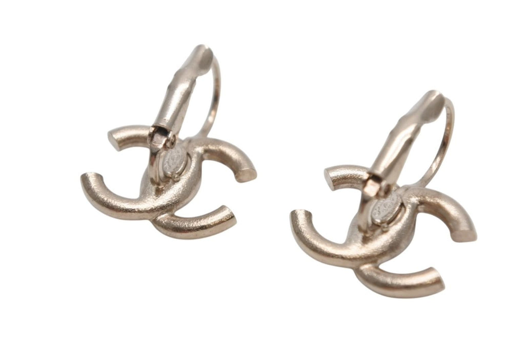 Chanel CC Logo Hoop Earrings 18 Metal Gold — view 4
