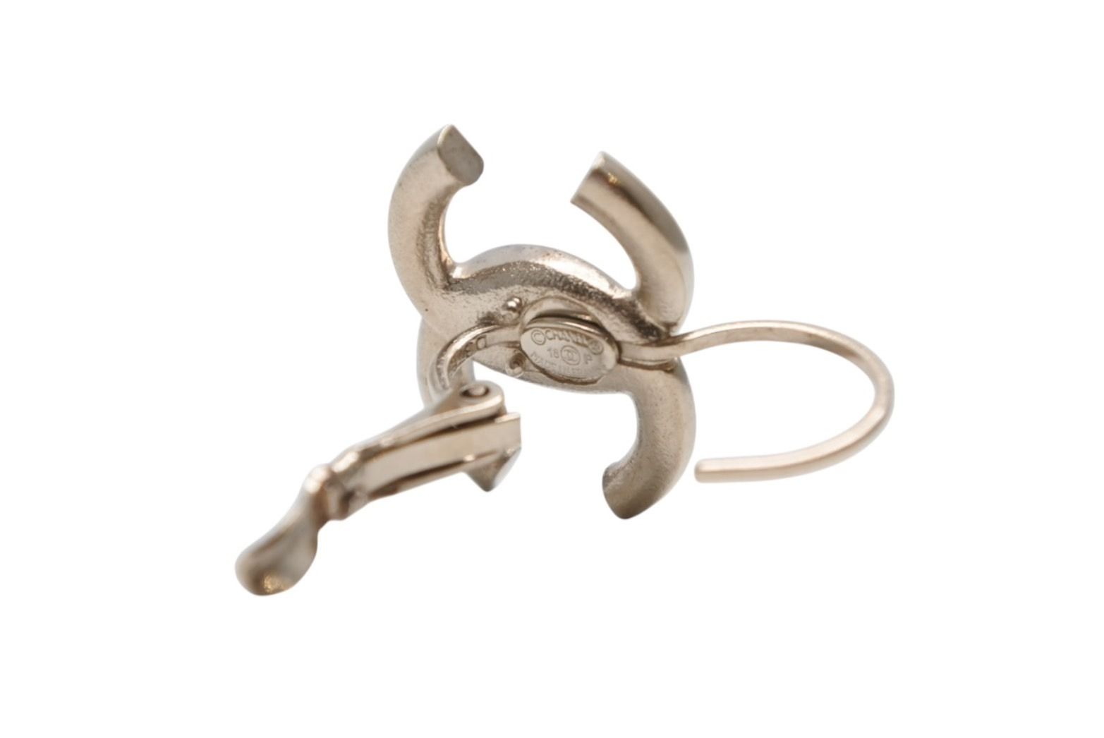 Chanel CC Logo Hoop Earrings 18 Metal Gold — view 6