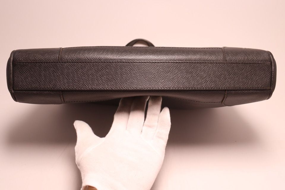 Louis Vuitton Taiga Igor Business Bag — view 3