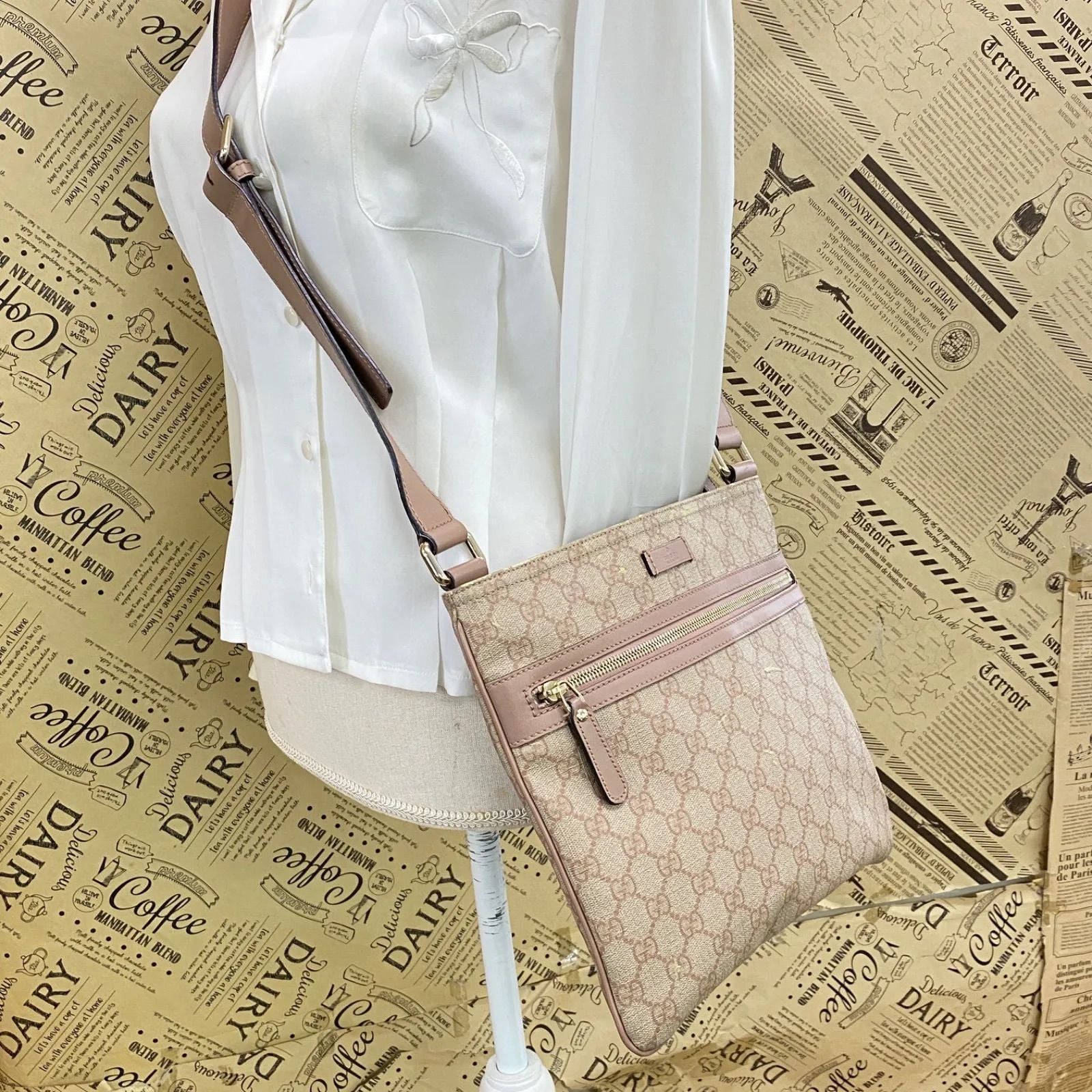 Gucci GG Supreme Canvas Crossbody Shoulder Bag Pink — view 3