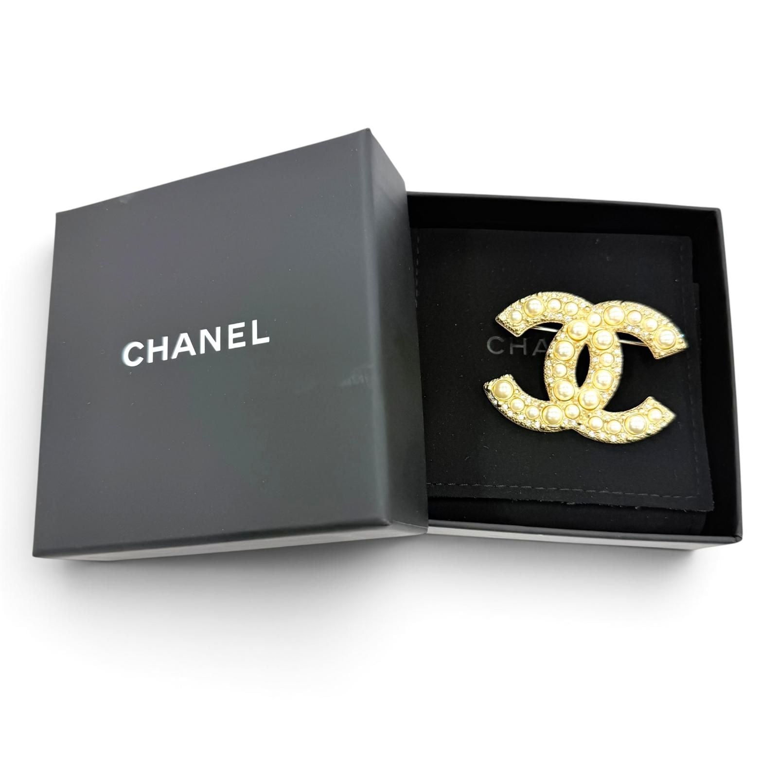 Chanel Metal CC Logo Faux Pearl Brooch Gold — view 2