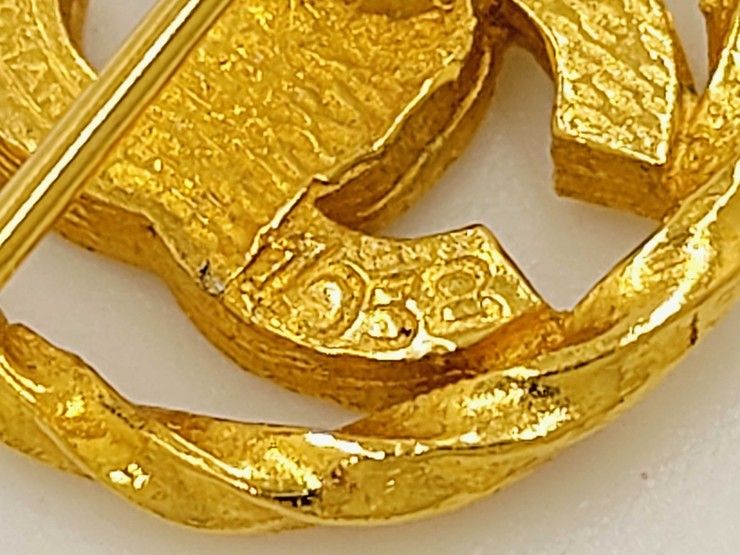 Chanel Brooch CC Logo Gold Metal Rhinestone — view 6