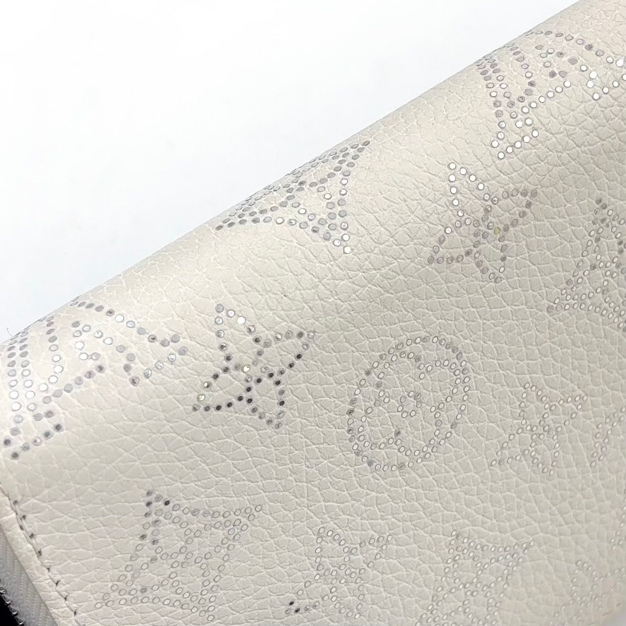 Louis Vuitton Monogram Mahina Zip Around Leather White Wallet Silver — view 7