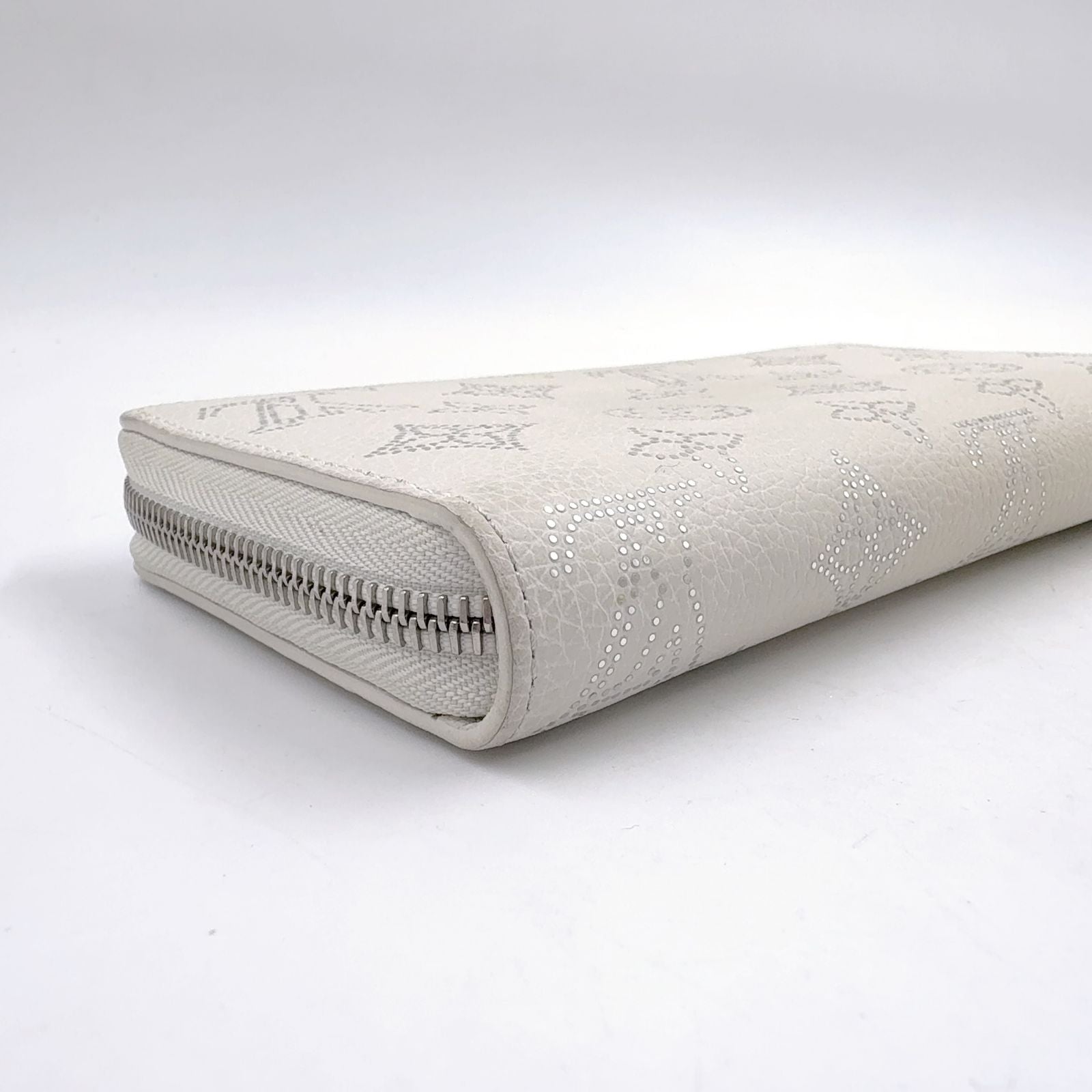 Louis Vuitton Monogram Mahina Zip Around Leather White Wallet Silver — view 5