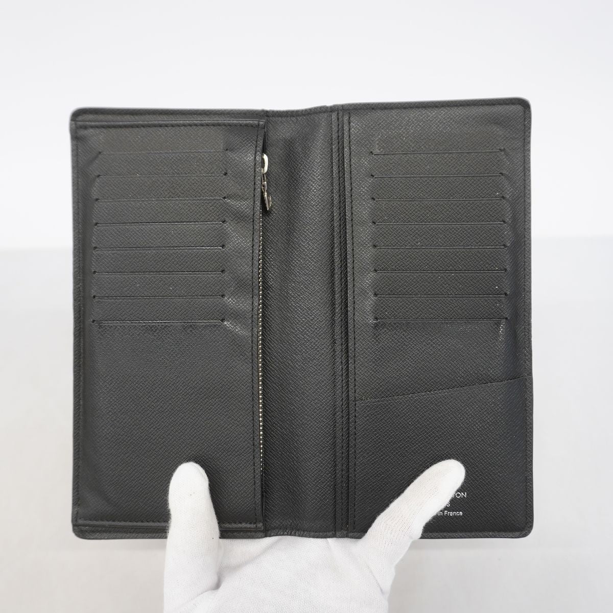 Louis Vuitton Wallet Taiga Portefeuille Brazza Noir — view 3