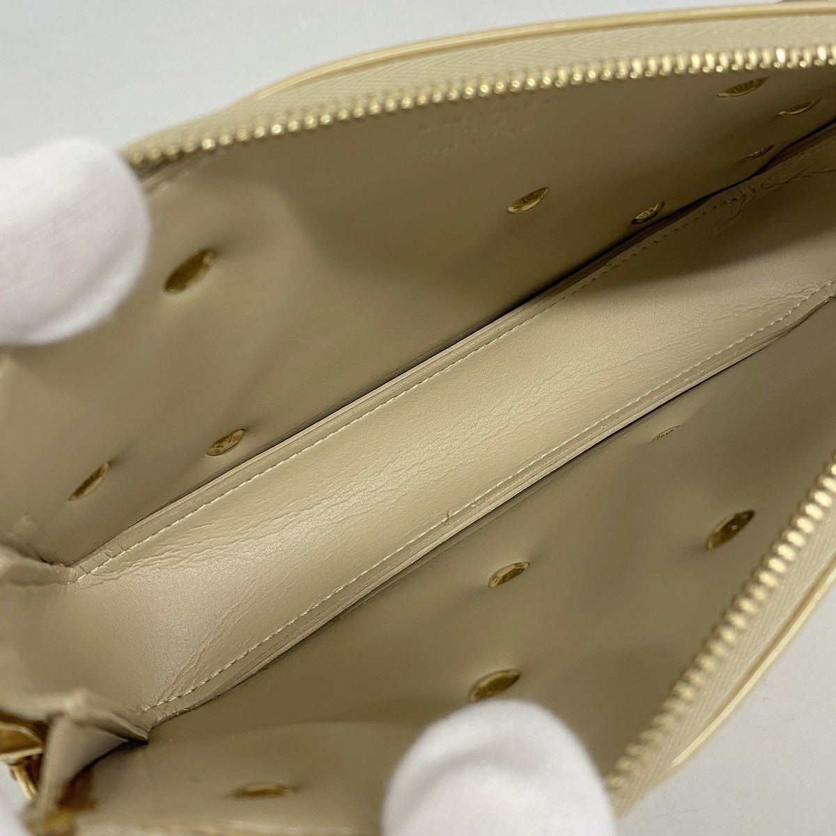 Louis Vuitton Pouch Vernis Flower Lexington Beige — view 4