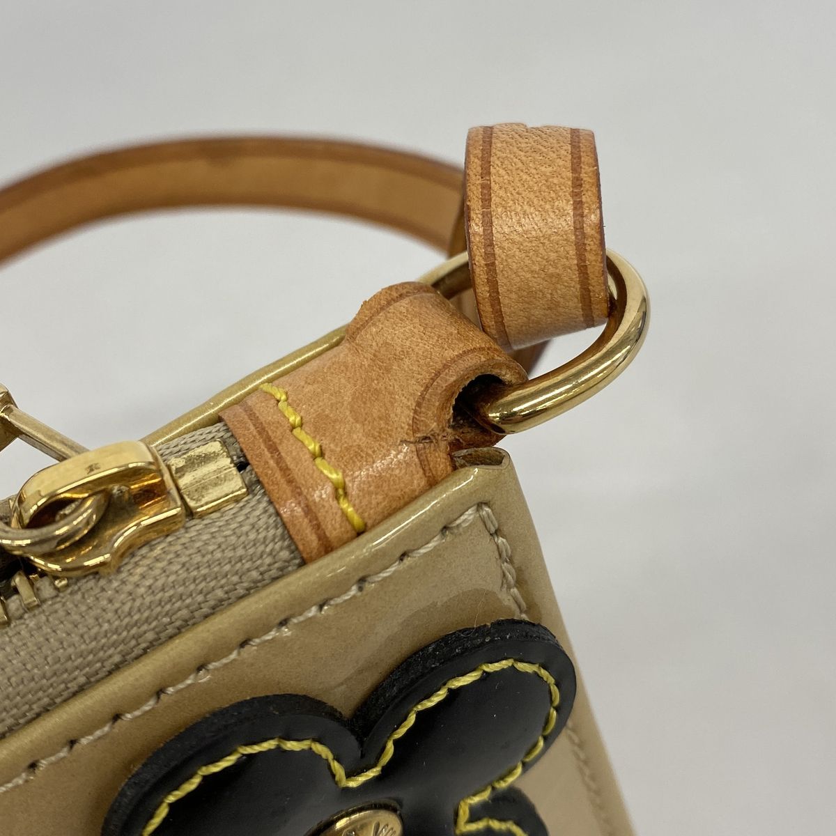 Louis Vuitton Pouch Vernis Flower Lexington Beige — view 6
