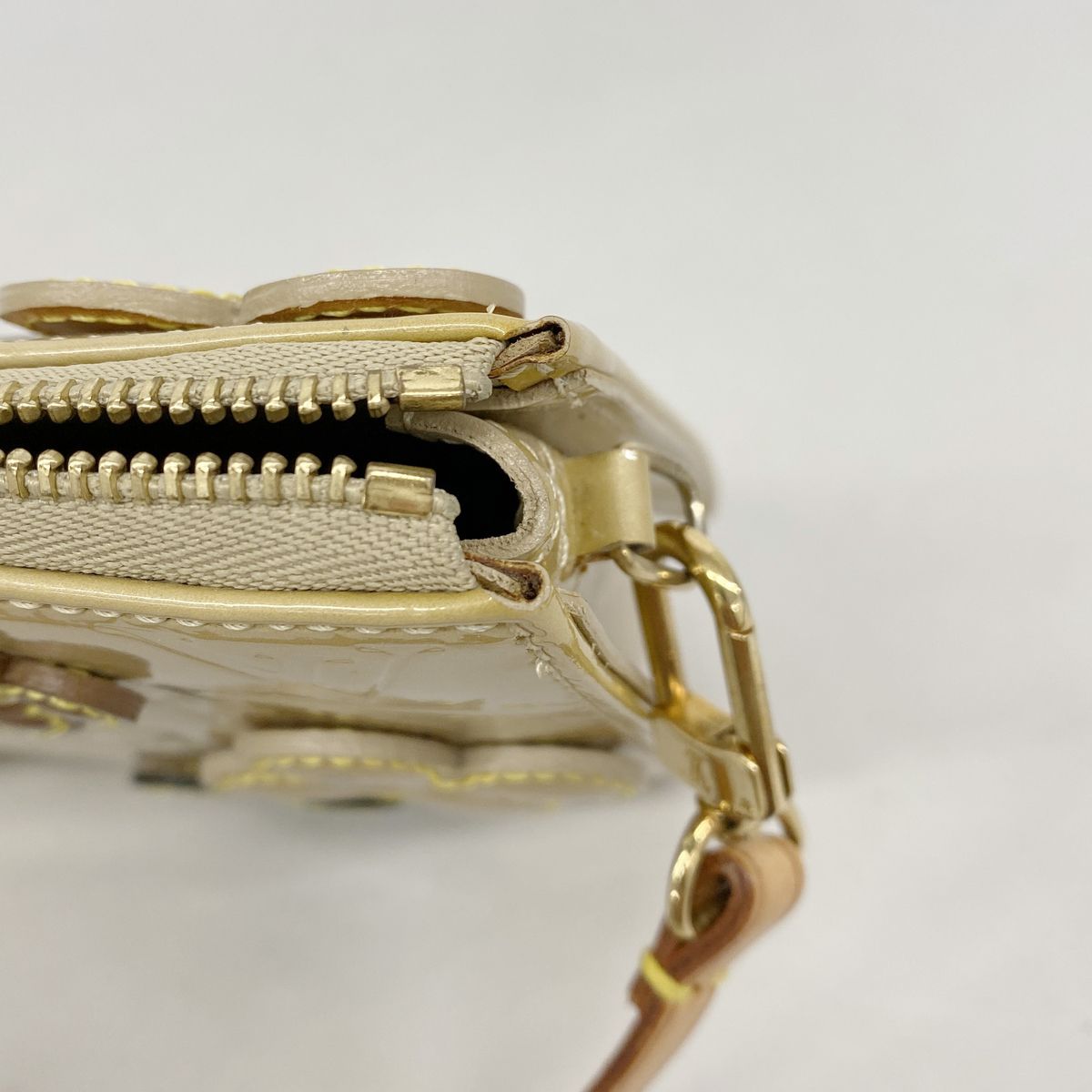 Louis Vuitton Pouch Vernis Flower Lexington Beige — view 8