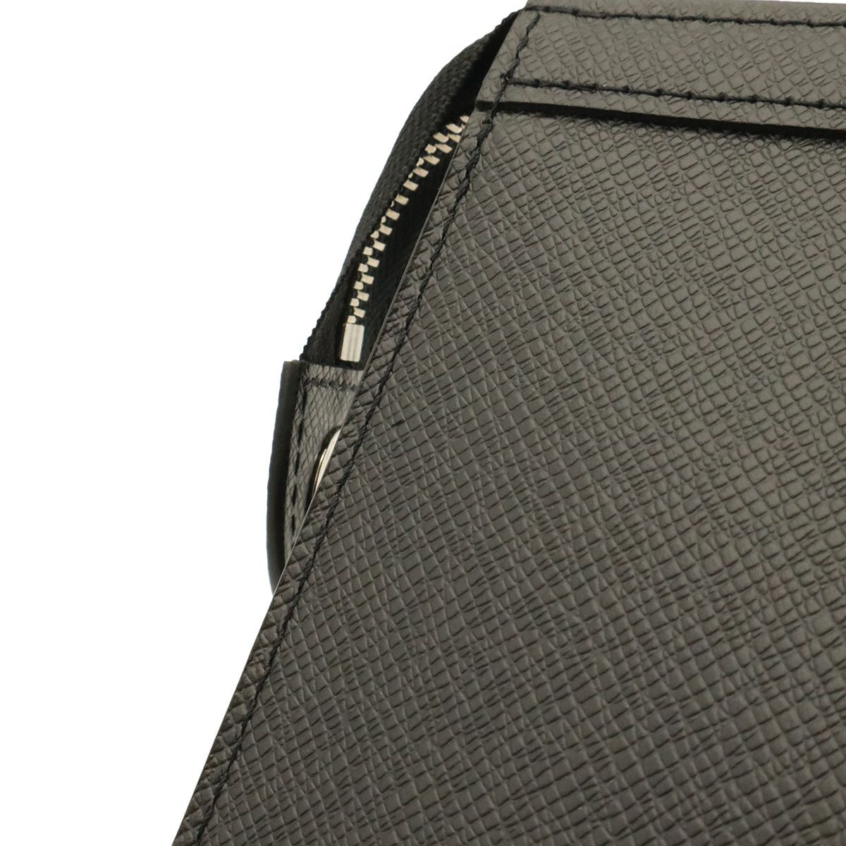 Louis Vuitton Taiga Pochette Voyage MM Clutch Calfskin Noir Black — view 4