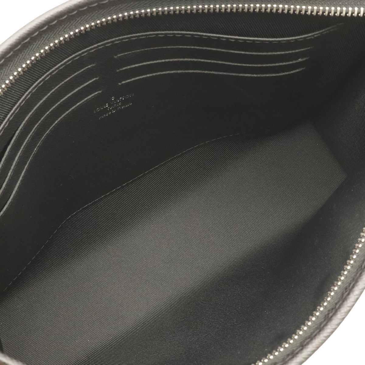 Louis Vuitton Taiga Pochette Voyage MM Clutch Calfskin Noir Black — view 6