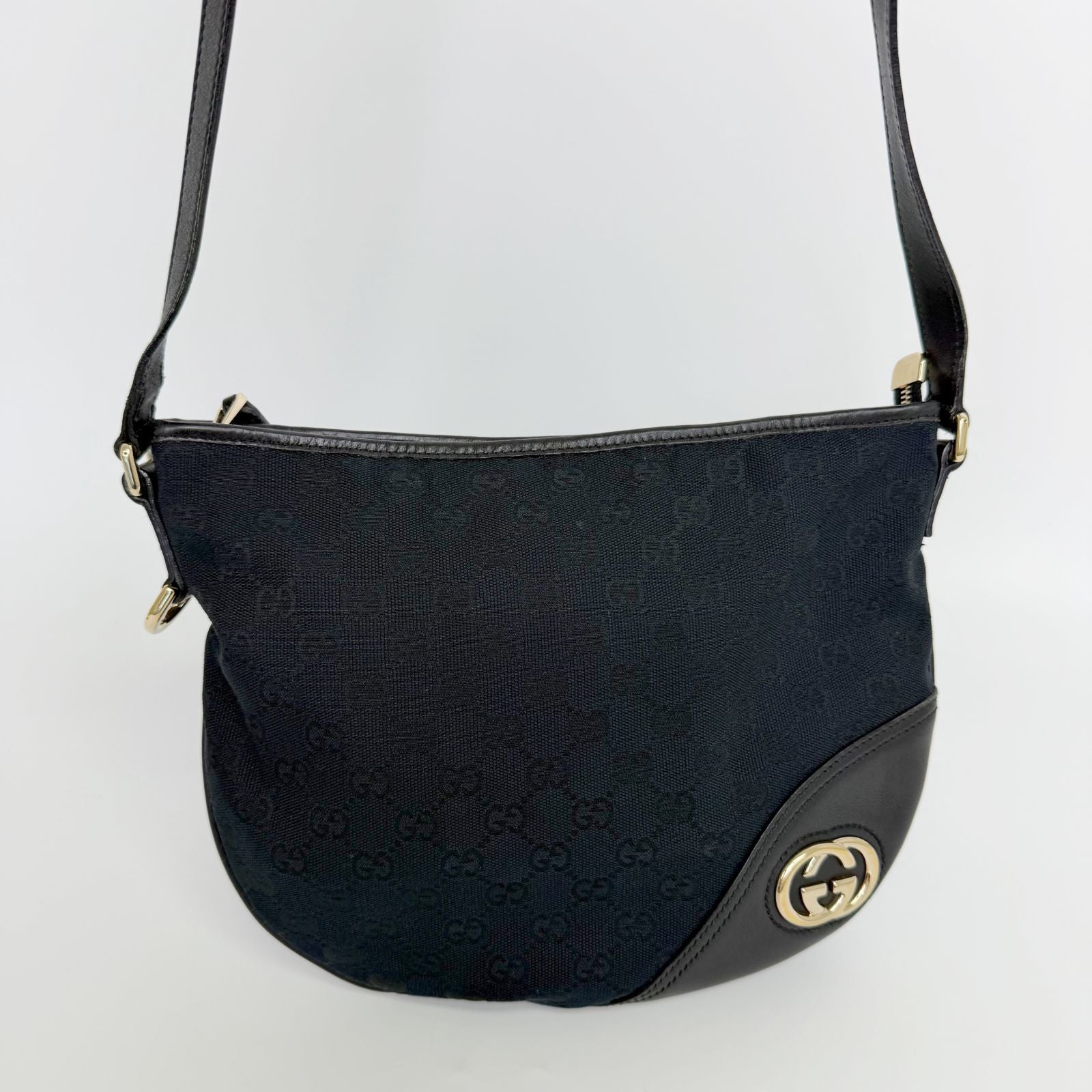 Gucci Interlocking G GG Canvas Shoulder Bag Black Gold Vintage — view 3