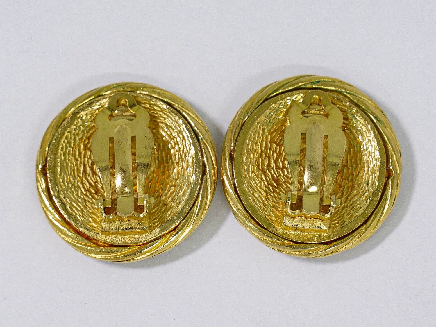 Chanel CC Logo Earrings Gold Plated — view 3