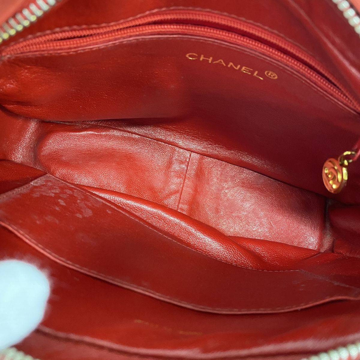 Chanel Shoulder Bag Leather Red Gold — view 4