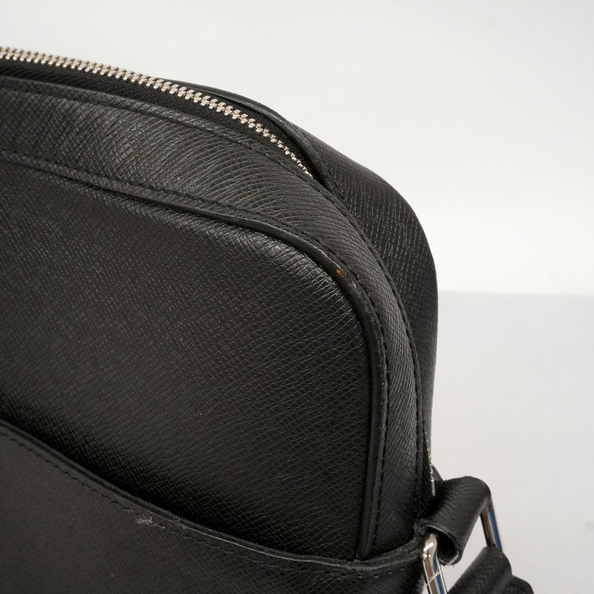 Louis Vuitton Shoulder Bag Taiga Anton Messenger MM Ardoise — view 8