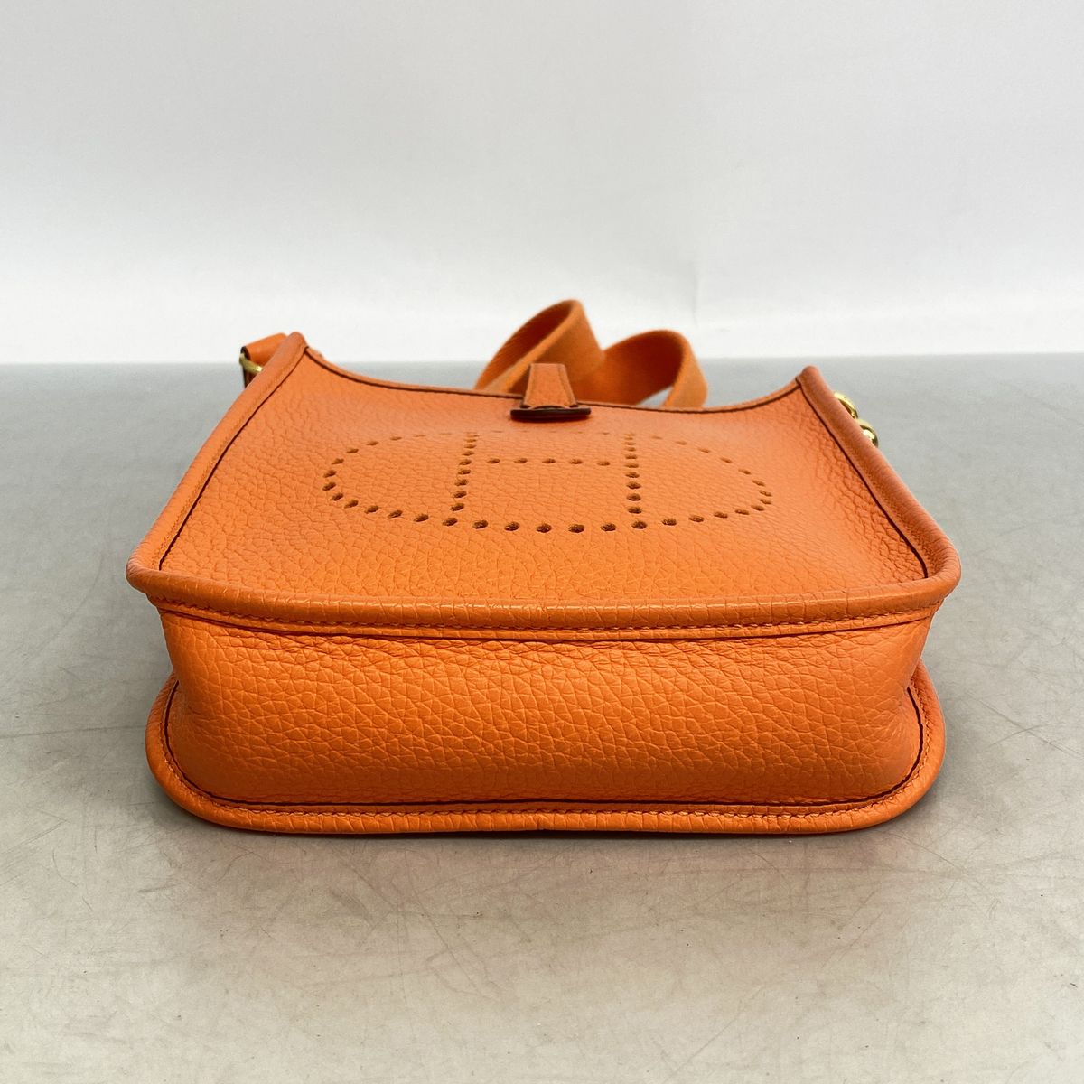 Hermes Shoulder Bag Evelyne TPM Taurillon Clemence Orange Minien Gold — view 3