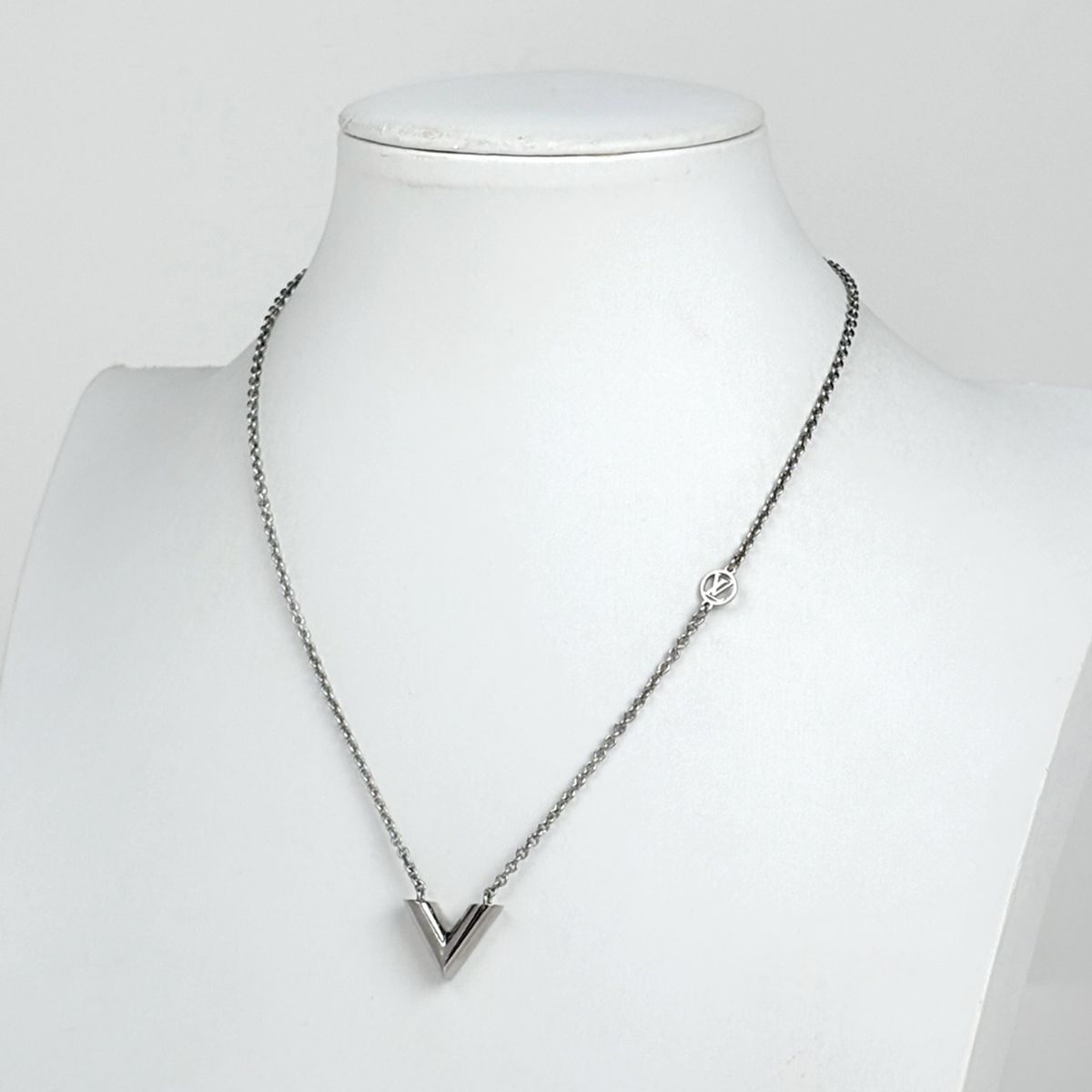 Louis Vuitton Necklace Essential V Silver Plated — view 5