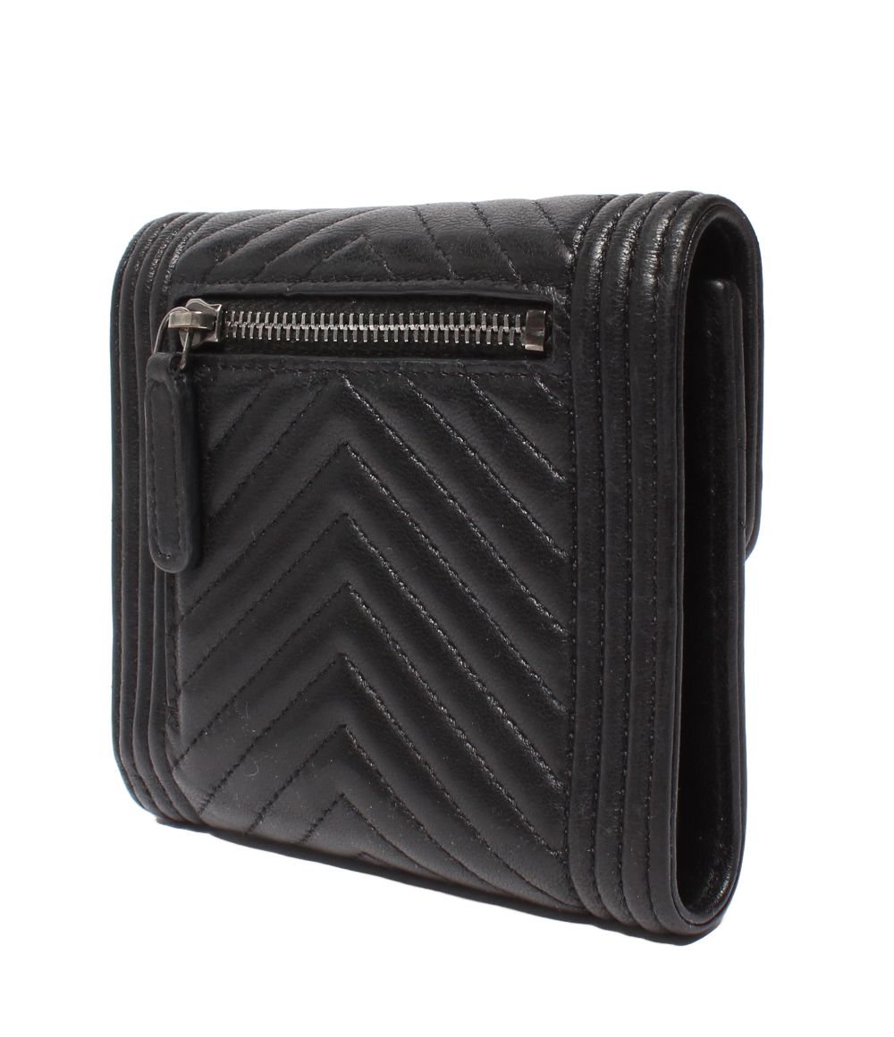 Chanel Bifold Wallet Chevron V-stitch Silver — view 3