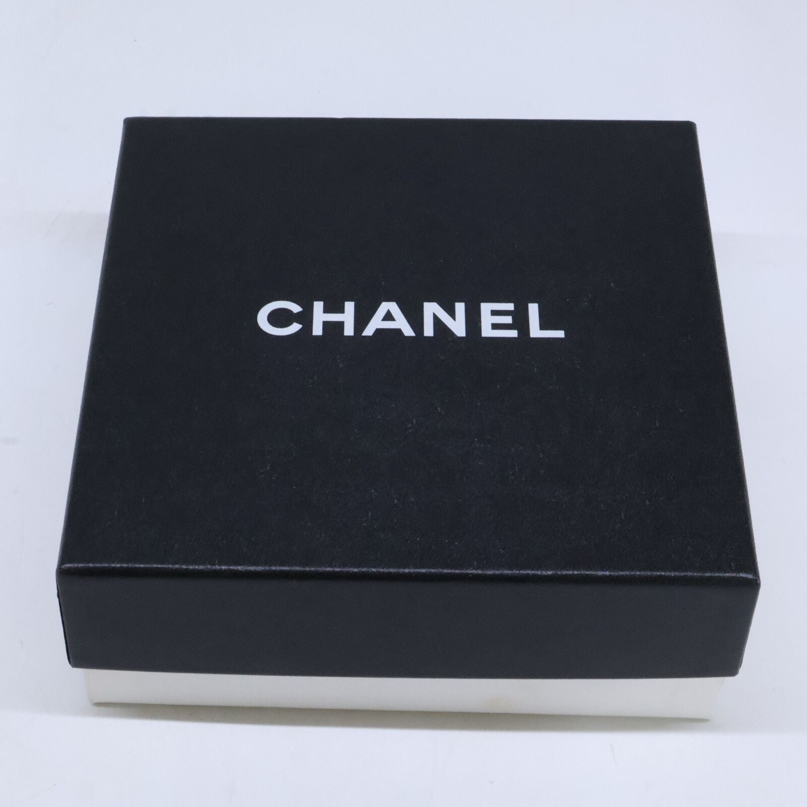 Chanel CC Logo Pearl — view 8