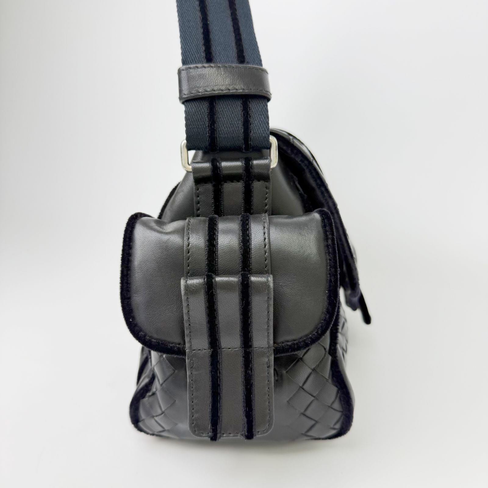 Bottega Veneta Intrecciato Multi Pocket Shoulder Bag Leather Black Vintage — view 4