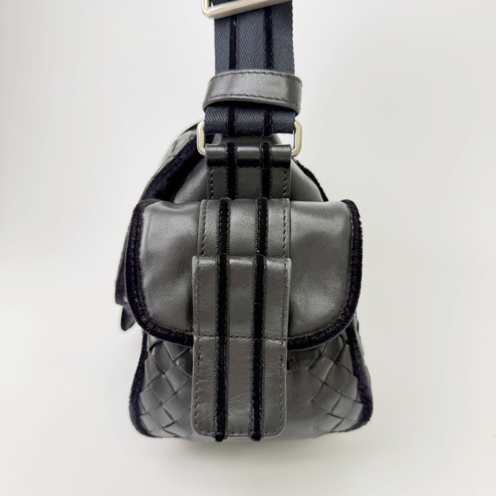 Bottega Veneta Intrecciato Multi Pocket Shoulder Bag Leather Black Vintage — view 5