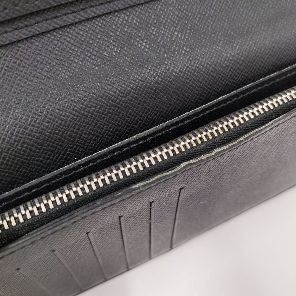 Louis Vuitton Portefeuille Brazza Wallet Taiga Noir — view 8