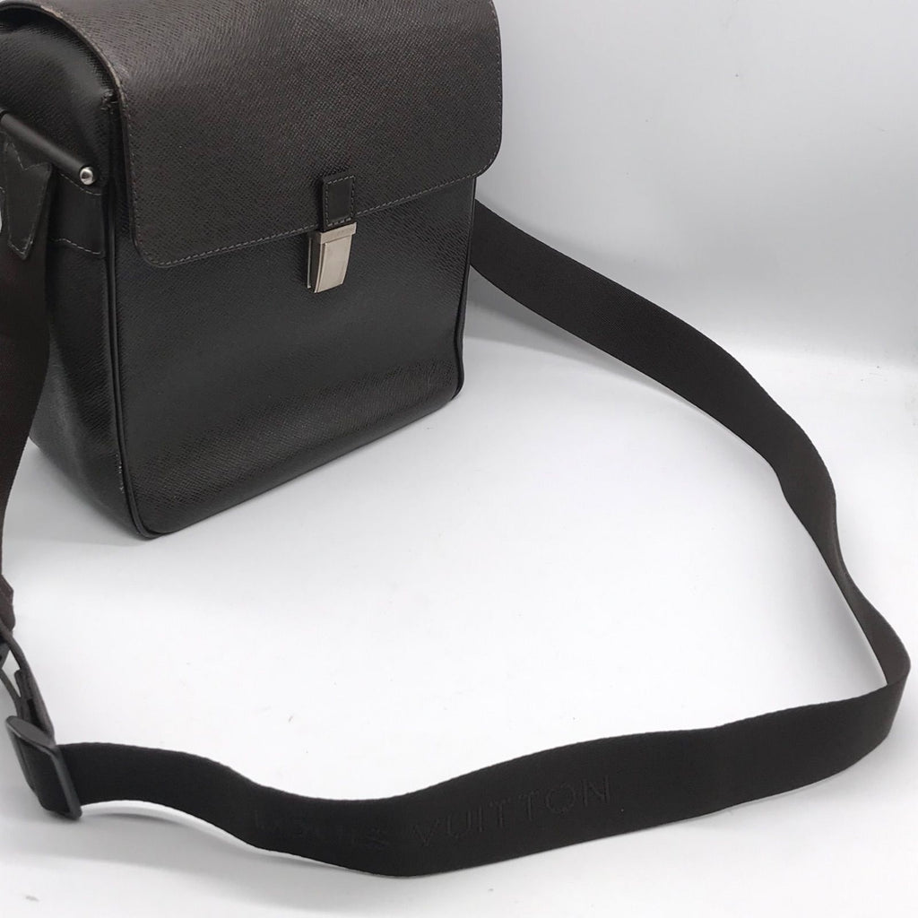 Louis Vuitton Taiga Shoulder Bag — view 8