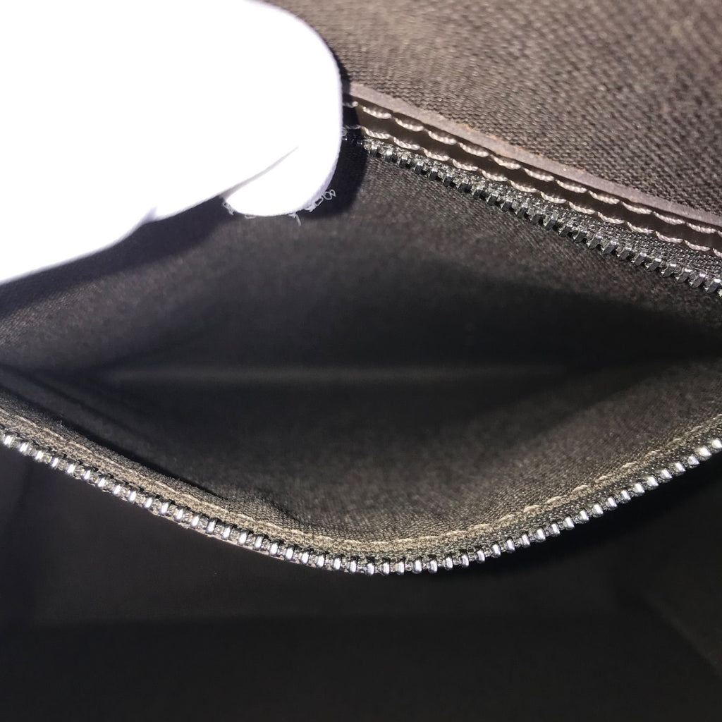 Louis Vuitton Taiga Shoulder Bag — view 6