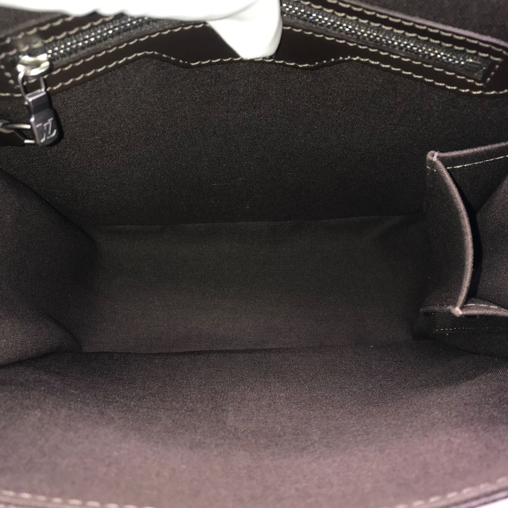 Louis Vuitton Taiga Shoulder Bag — view 5