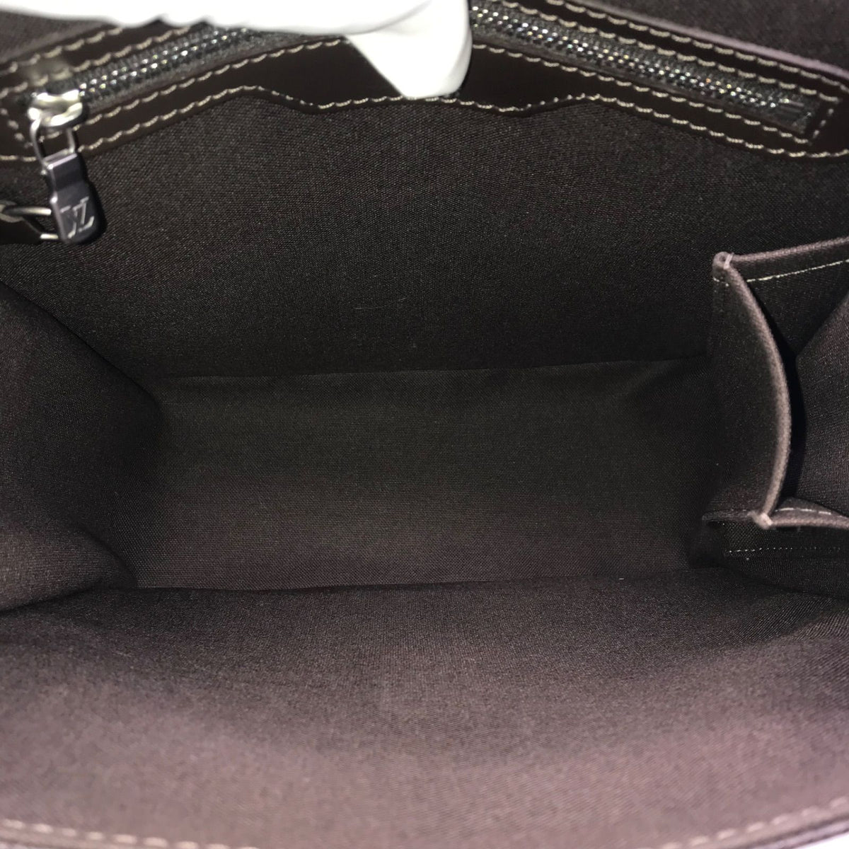 Louis Vuitton Taiga Shoulder Bag — view 5