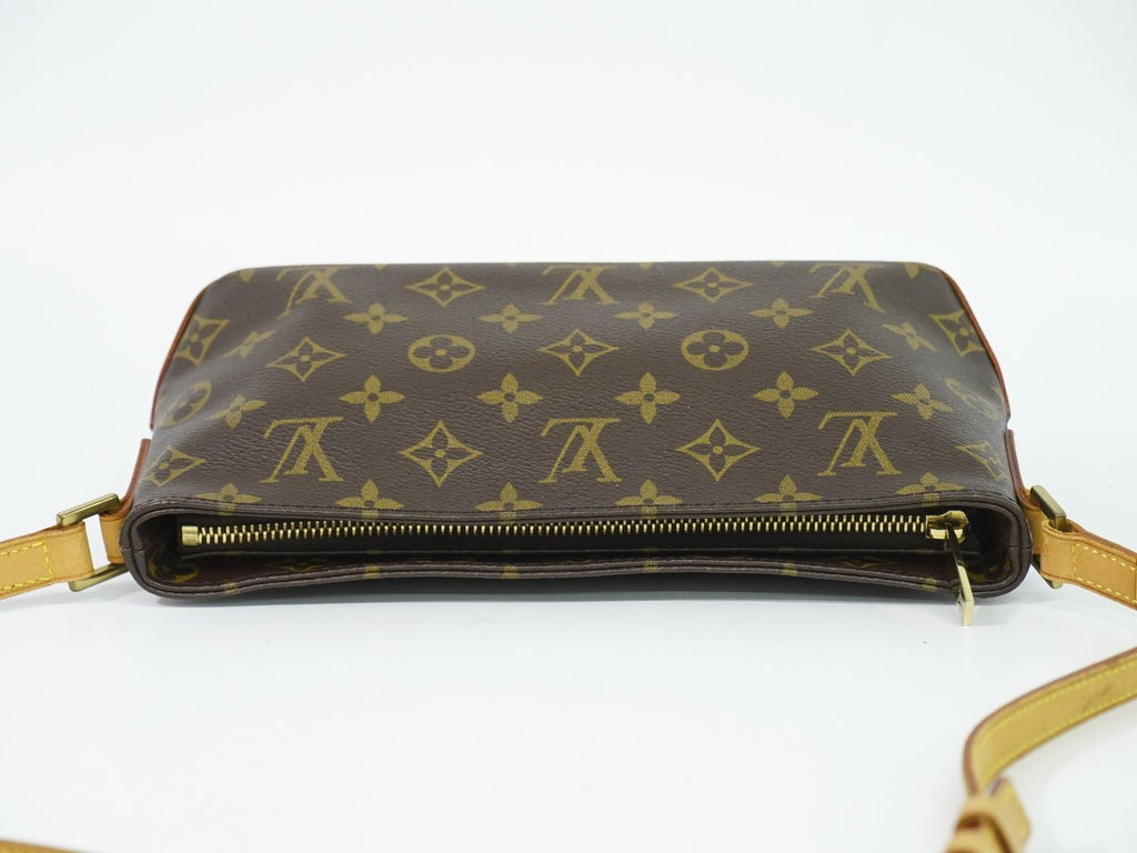 Louis Vuitton LV Trotteur Monogram Shoulder Bag Pochette Brown — view 5