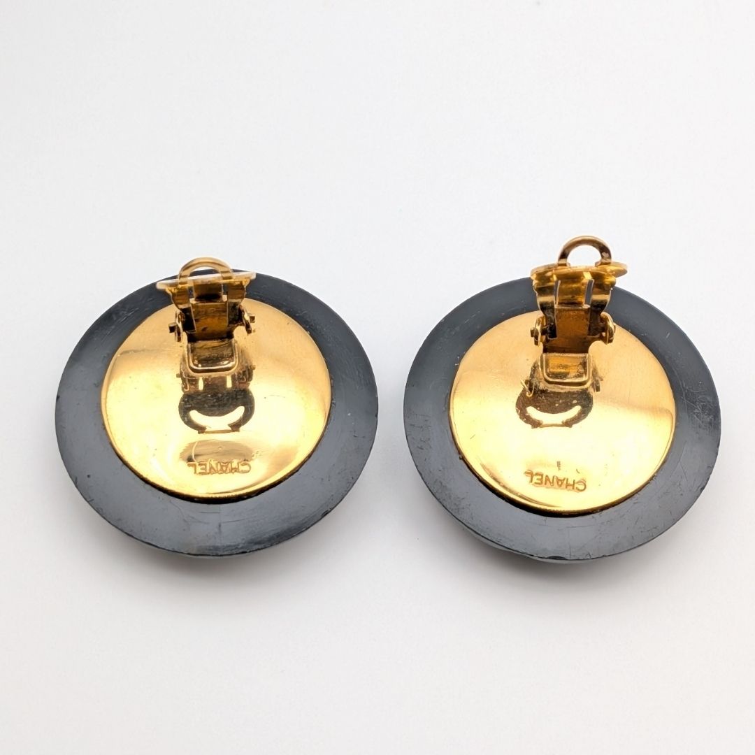Chanel Earrings CC Logo Quilted Gold Black Round First Era Vintage — view 4