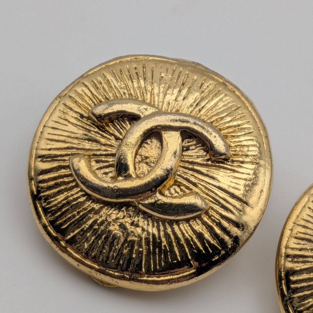Chanel Earrings CC Logo Round Circle Gold Radiant Pattern First Era Vintage — view 3