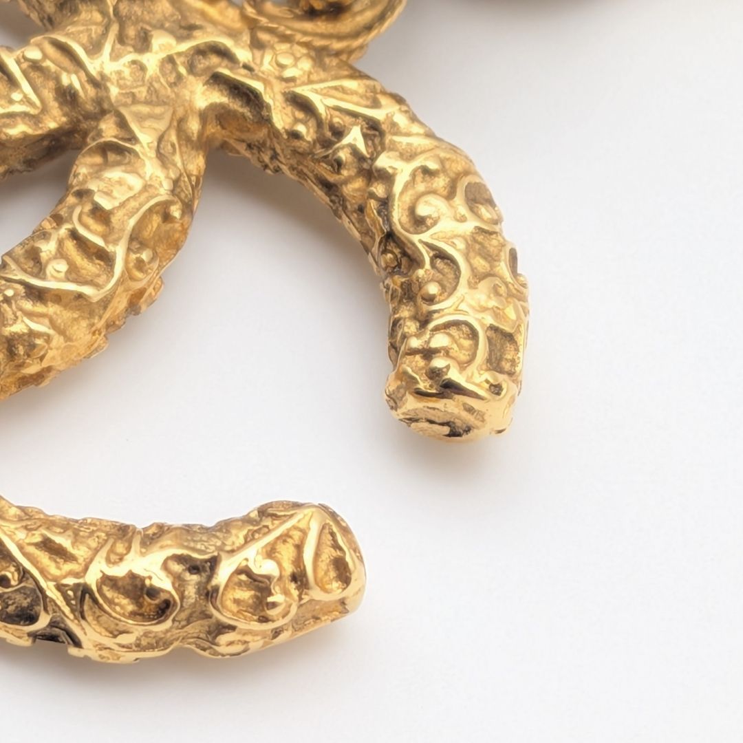Chanel Charm Key Holder CC Logo Lava Gold Vintage — view 5