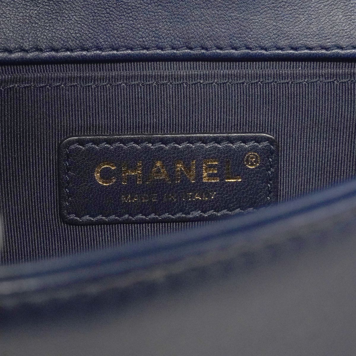 Chanel Shoulder Bag Boy Lambskin Navy Gold — view 5