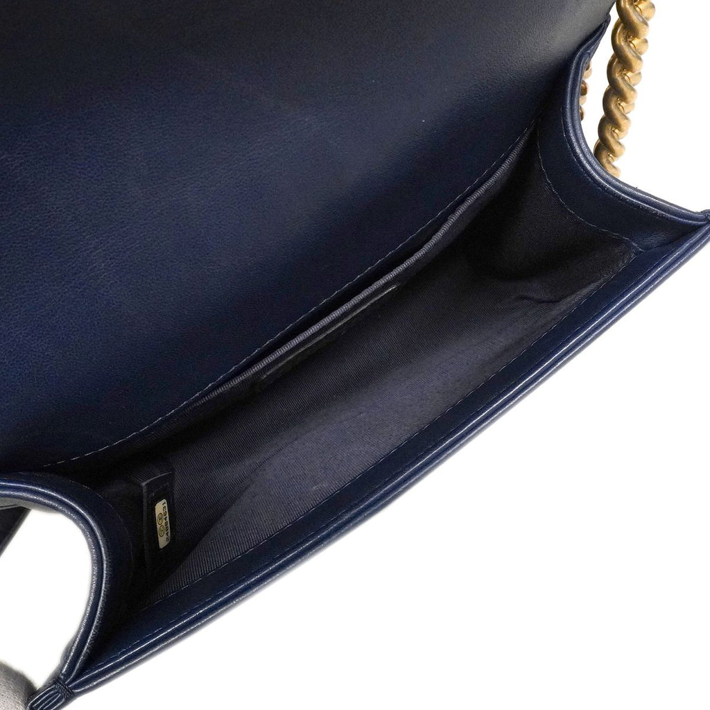 Chanel Shoulder Bag Boy Lambskin Navy Gold — view 4