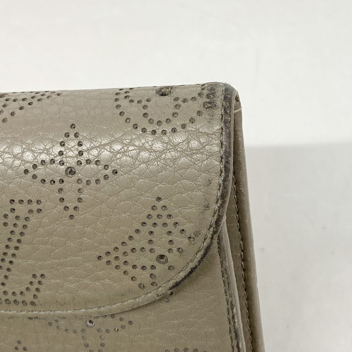 Louis Vuitton Trifold Wallet Mahina Portefeuille Amelia Taupe — view 7
