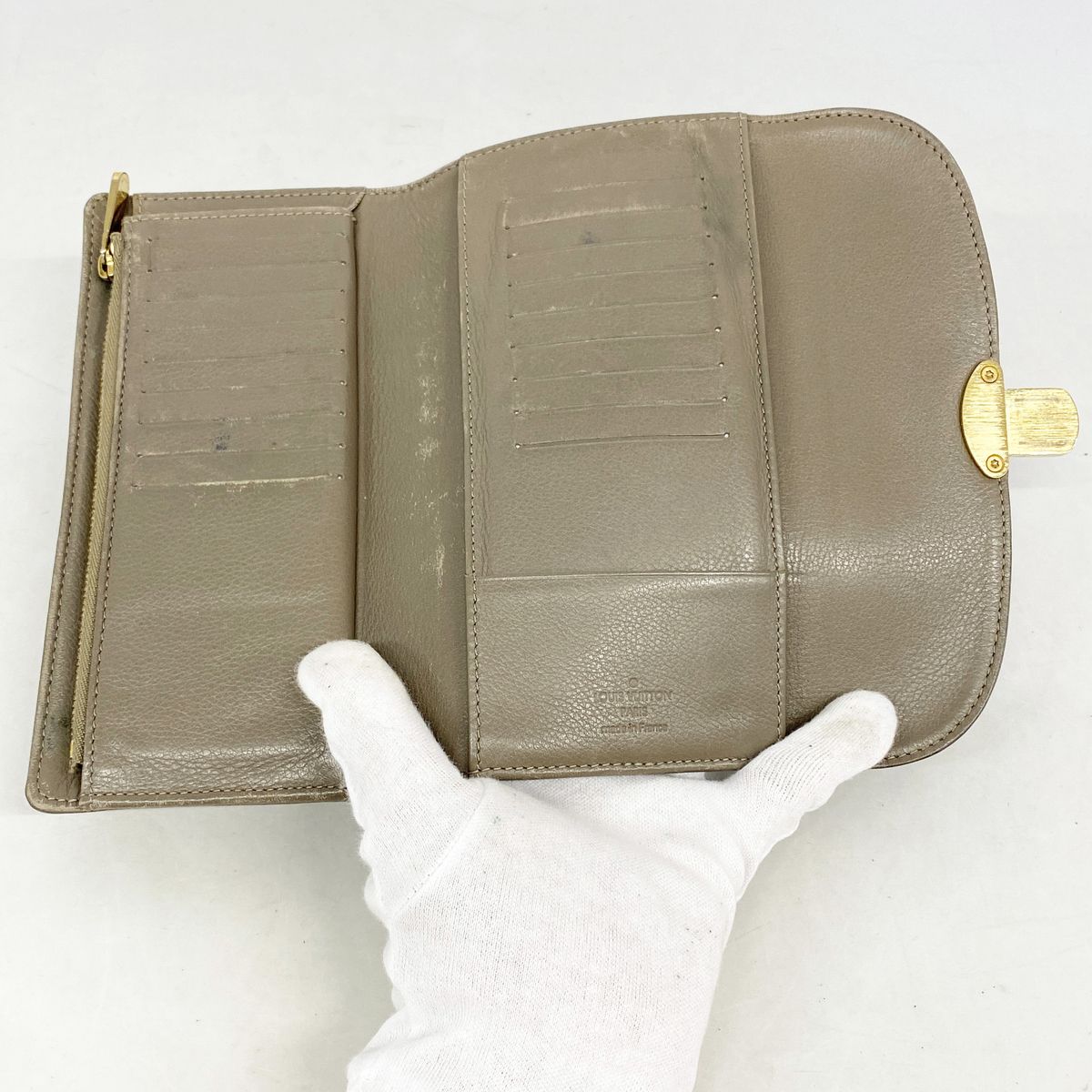 Louis Vuitton Trifold Wallet Mahina Portefeuille Amelia Taupe — view 3
