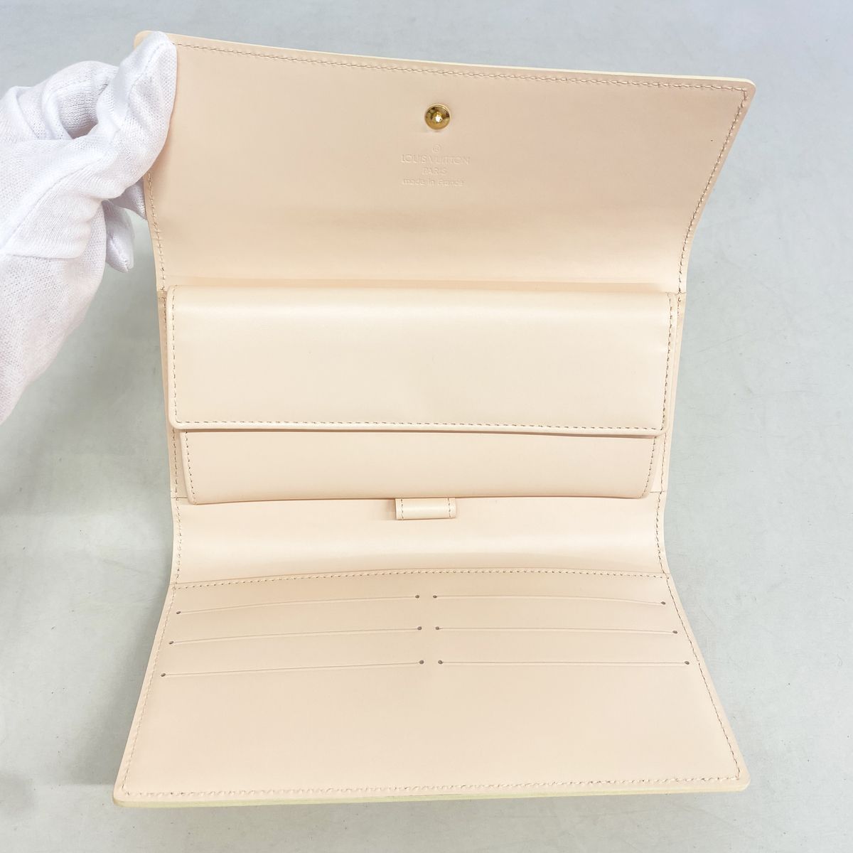 Louis Vuitton Trifold Wallet Vernis Porte Tresor International Marshmallow Pink — view 3